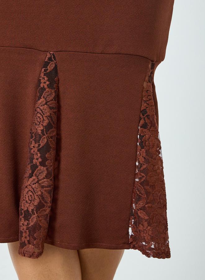 ستايلي فستان ميدي بتفاصيل دانتيل وقصة ذيل السمكة - Image 4